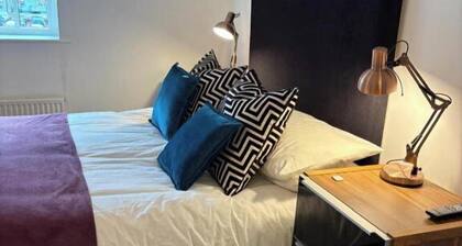2 Bed-Sleeps 3-Parking-Town Centre