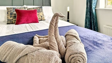 6 bedrooms, iron/ironing board, WiFi, bed sheets