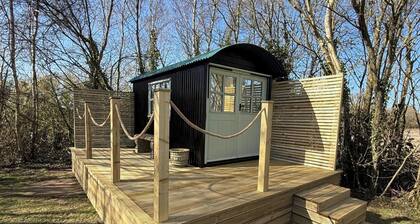Tadnoll Escape- Shepards Hut- Sleeps 2- Bbq- Lake