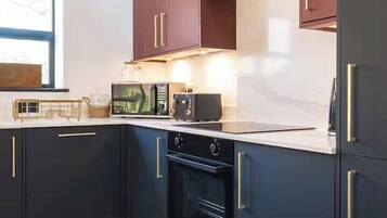 Kühlschrank, Mikrowelle, Ofen, Herdplatte