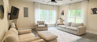Private Getaway on 2.5 Acres Family & Pet Friendly!