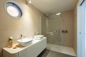 Dusche, Haartrockner, Bidet, Handtücher