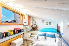 2 bedrooms, iron/ironing board, Internet, bed sheets