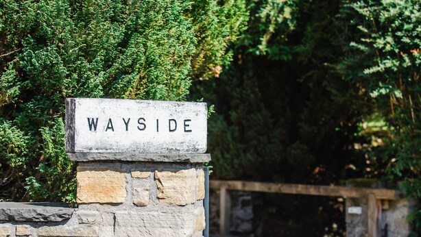 A stone wall with a sign reading "WAYSIDE" in a natural setting. - Wayside Loft by Interhome (Drumnadrochit)