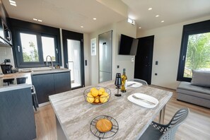 Kjøleskap, mikrobølgeovn, ovn og kokeplater