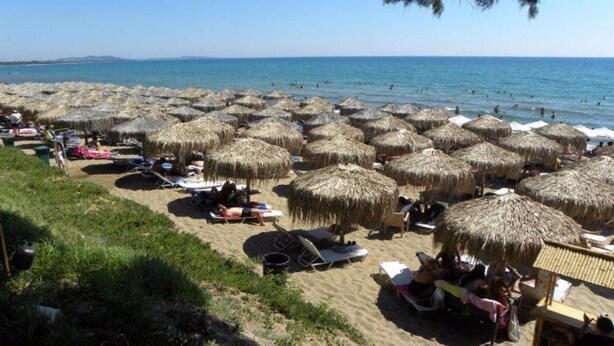 A beach with thatched umbrellas and sun loungers, a clear sky, and the sea in the background. - Kourouta Luxury Suites with Pool nr3, Kourouta, Greece (Kourouta)