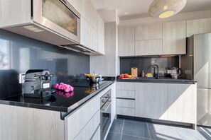 Køleskab, mikrobølgeovn, ovn, kogeplade