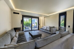 Télévision, cheminée