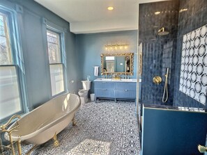Douche, sèche-cheveux, bidet, serviettes fournies