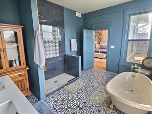 Shower, hair dryer, bidet, towels