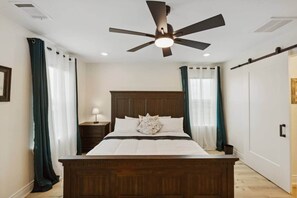 3 bedrooms, desk, iron/ironing board, travel crib