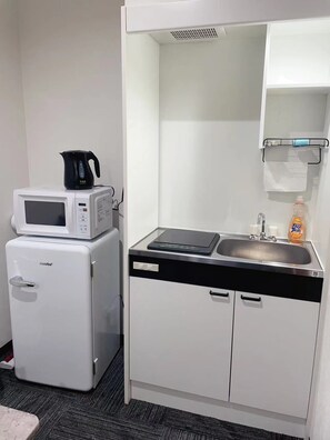 大型雪櫃/冰箱、微波爐、咖啡機/沖茶器、電熱水壺