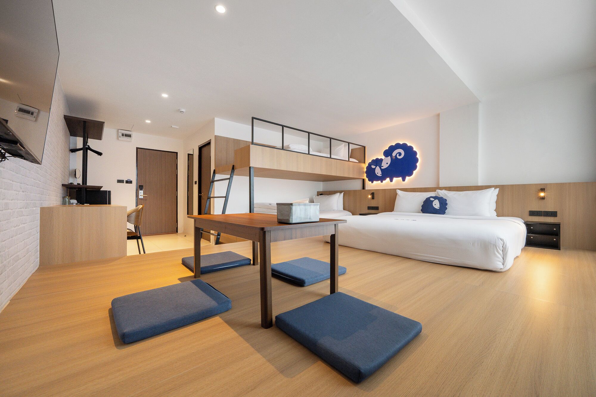 Family Quadruple Room | In-room safe, laptop workspace, free WiFi, bed sheets