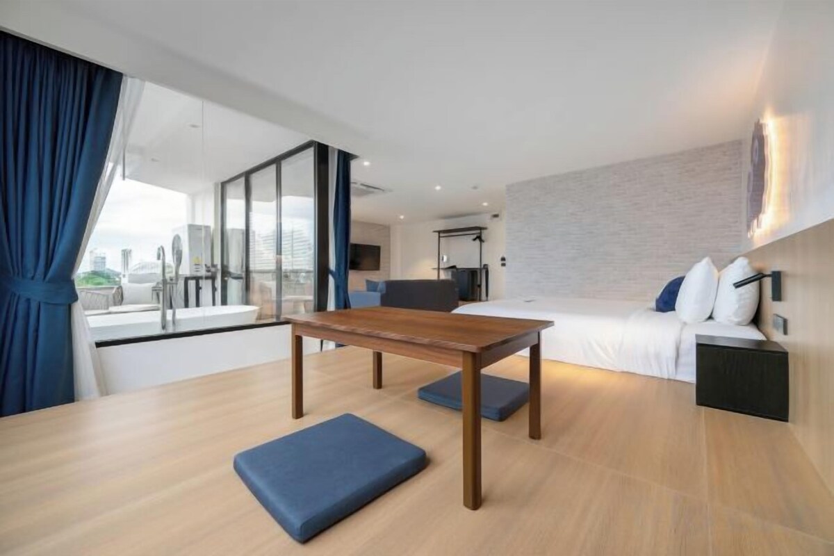In-room safe, laptop workspace, soundproofing, WiFi (free)