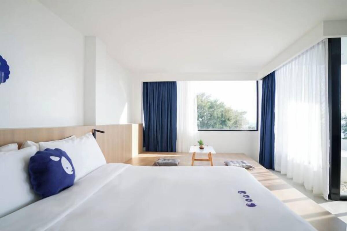 In-room safe, laptop workspace, soundproofing, WiFi (free)