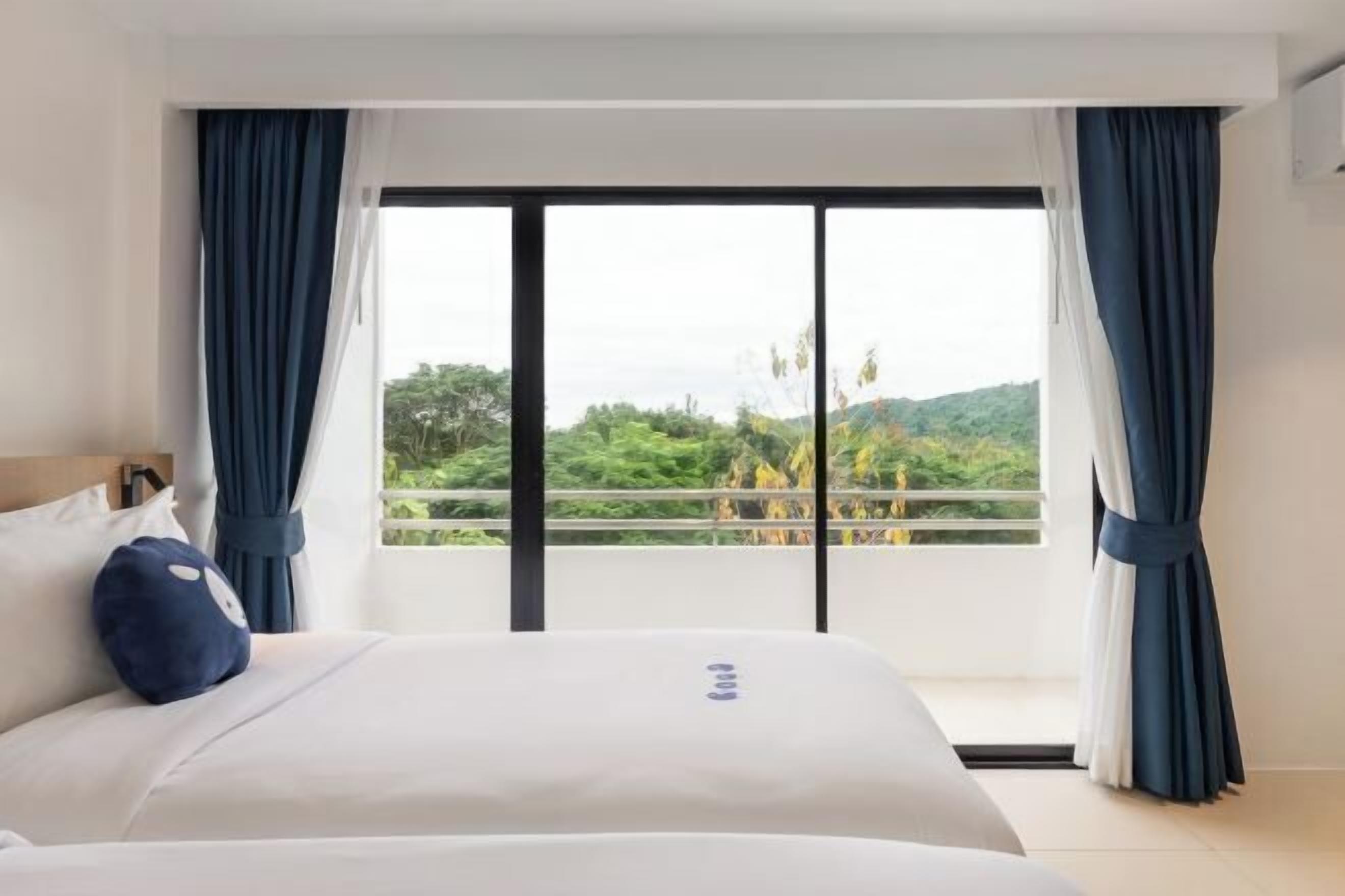 客房内保险箱、笔记本电脑工作区、免费 WiFi、床单