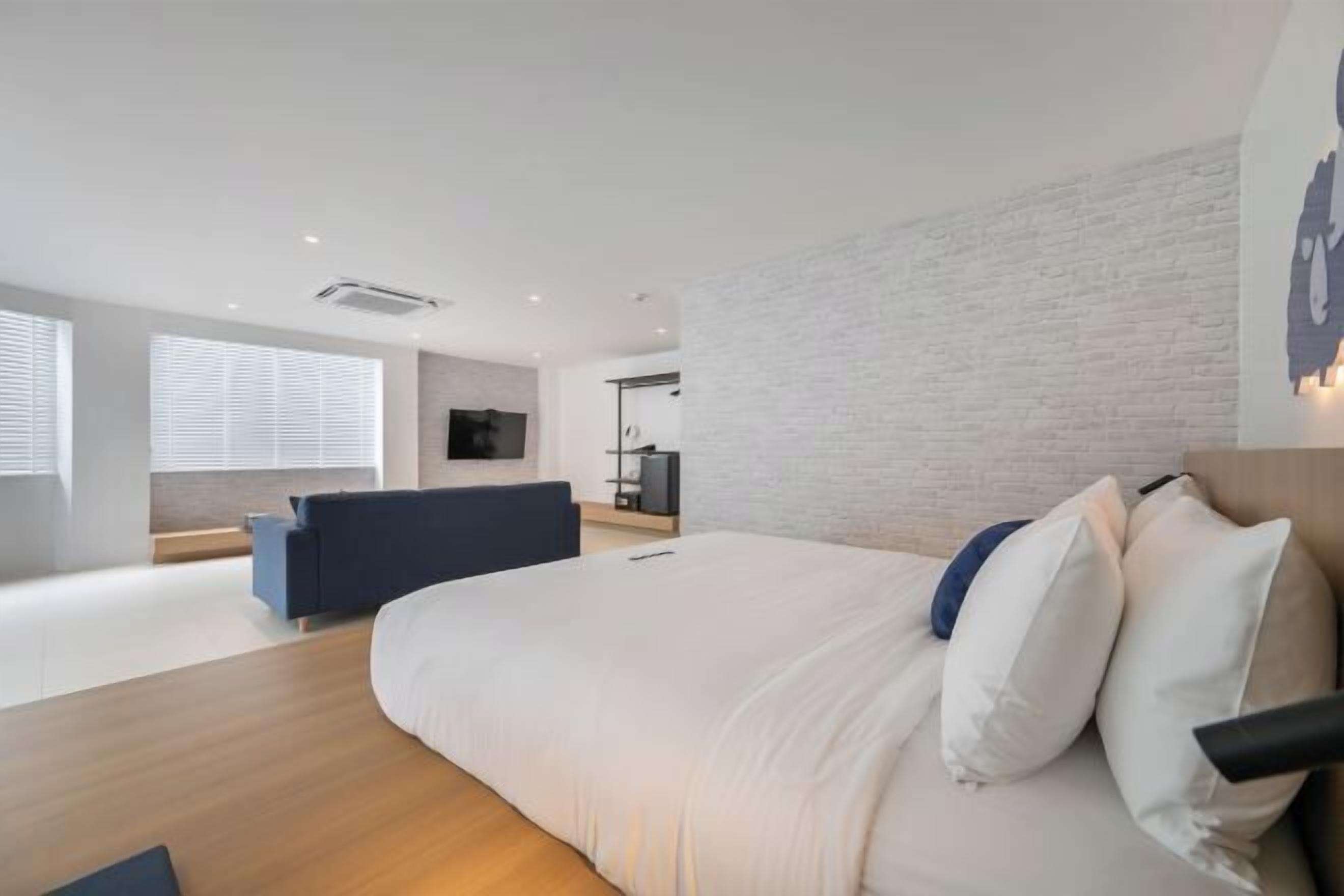 客房内保险箱、笔记本电脑工作区、免费 WiFi、床单