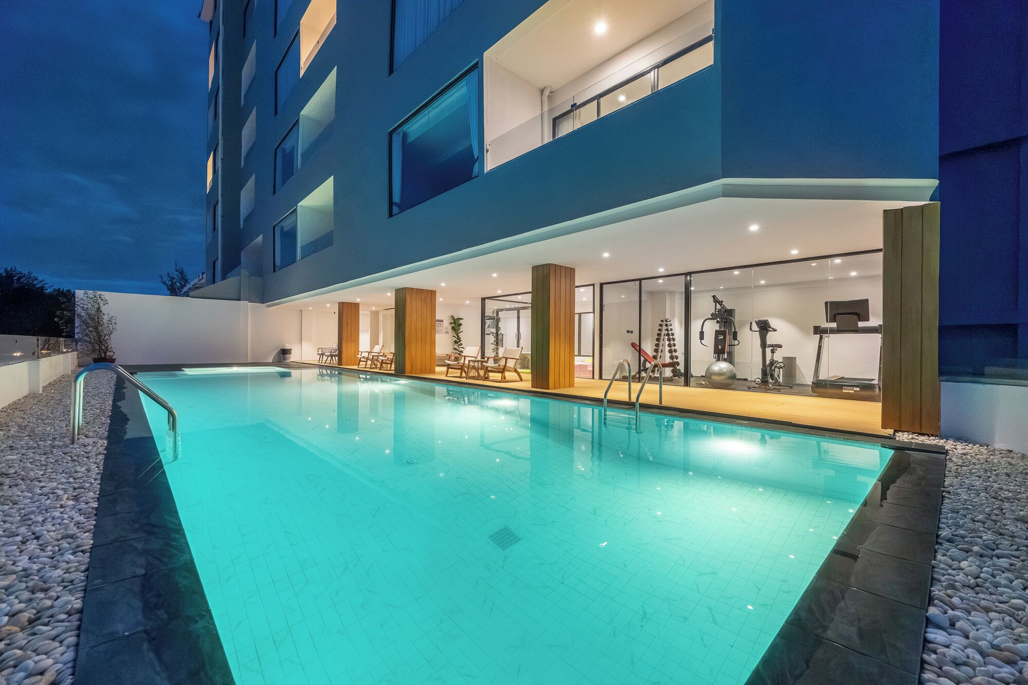 Una piscina al aire libre