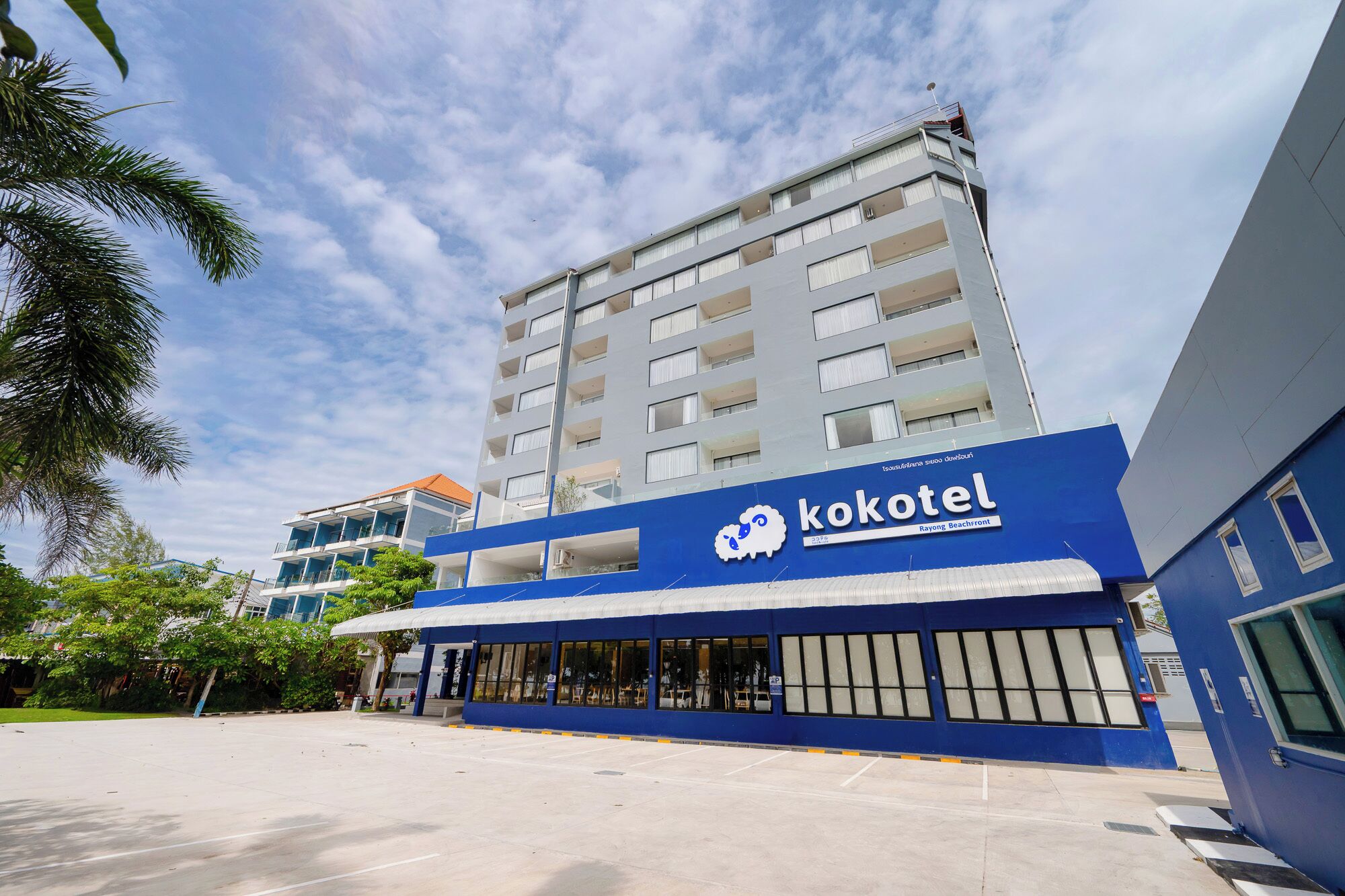 Un edificio moderno con fachada azul y un letrero que dice 'kokotel', indicando un hotel.