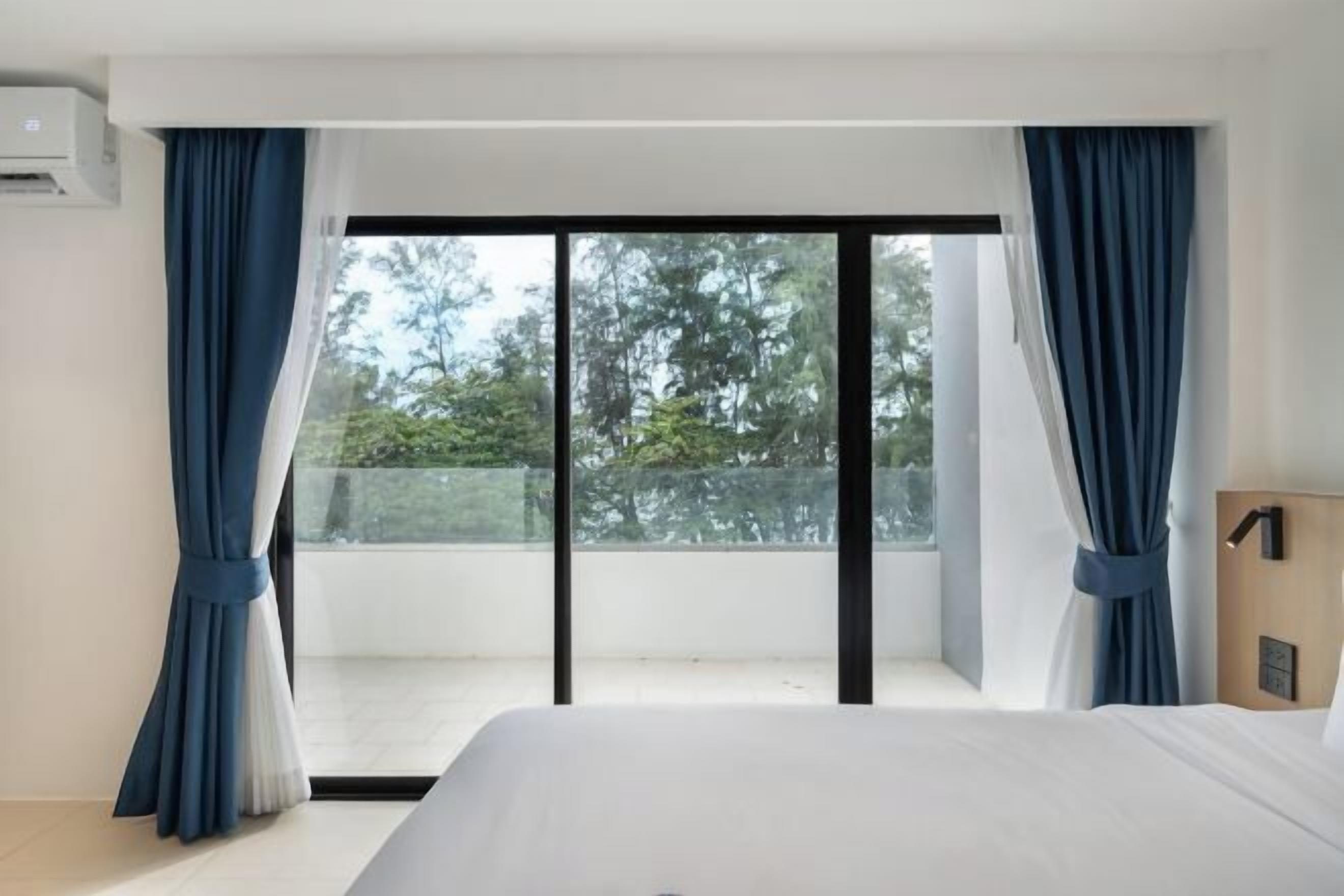 客房内保险箱、笔记本电脑工作区、免费 WiFi、床单