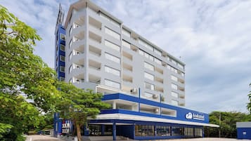 Vista frontal de la propiedad