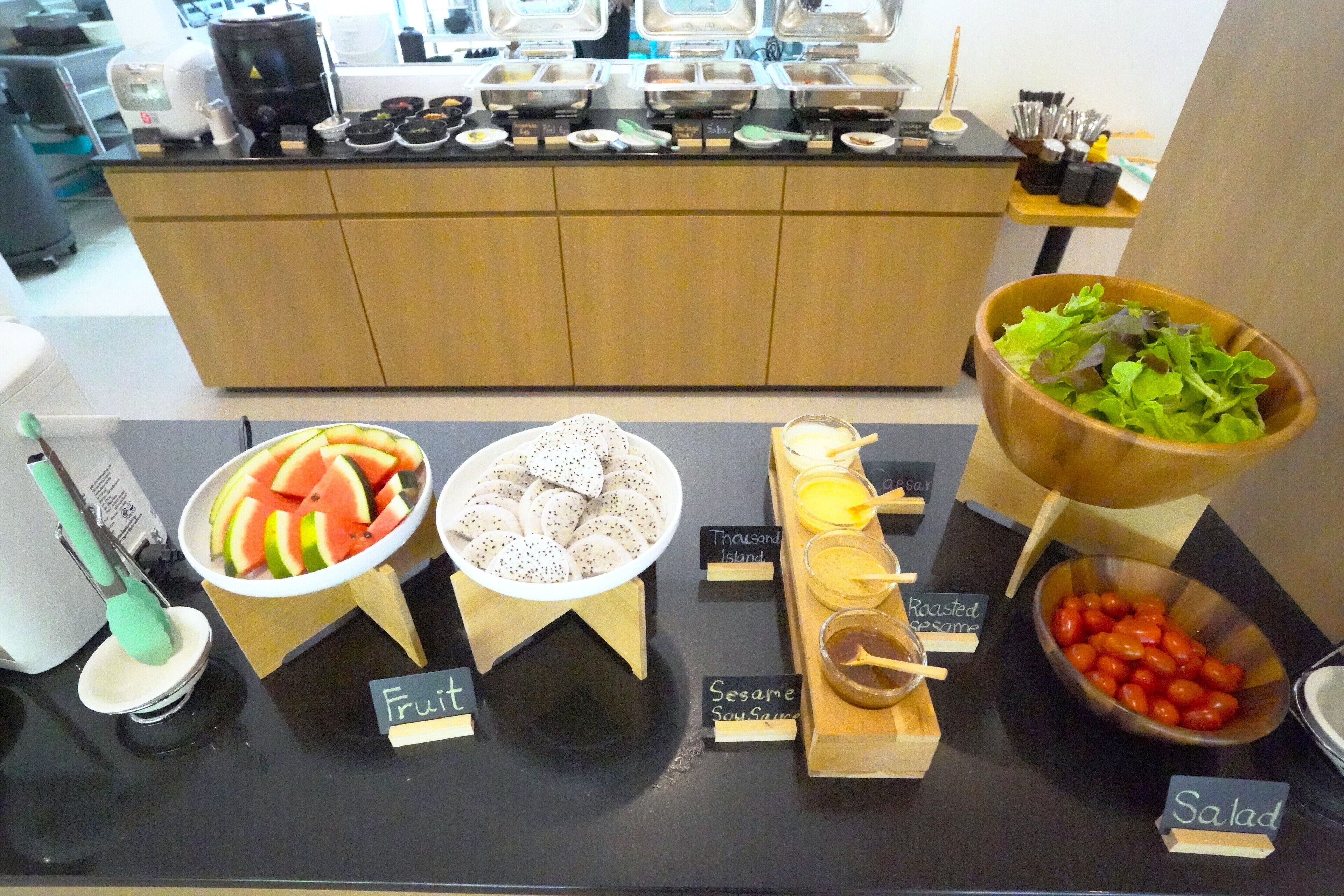 بوفيه فطور يوميًا بتكلفة قدرها (250 THB للشخص)