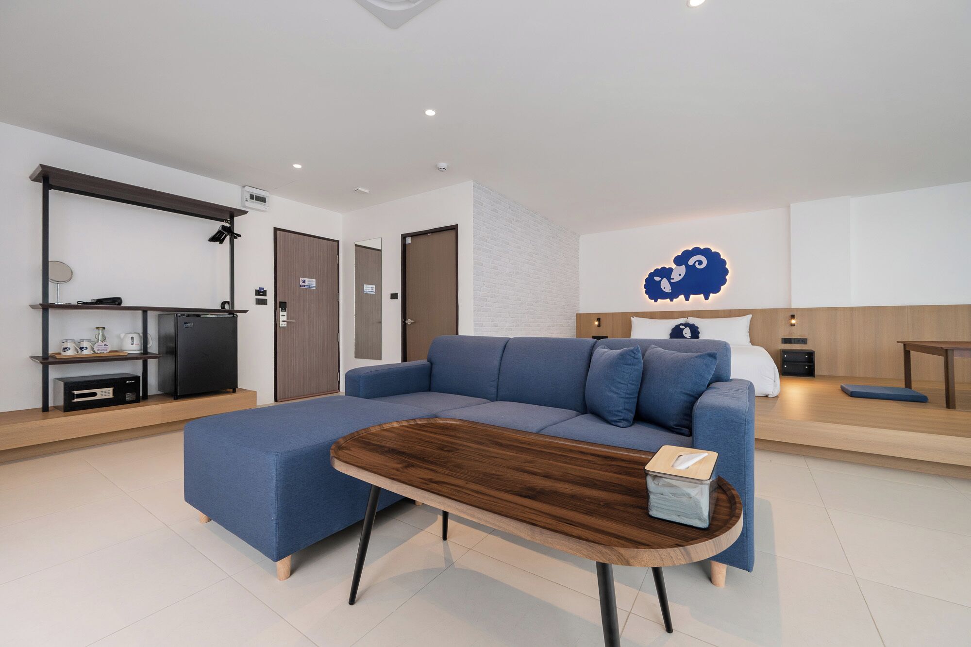 Grand Studio Suite | Living area | 29-inch Smart TV with digital channels