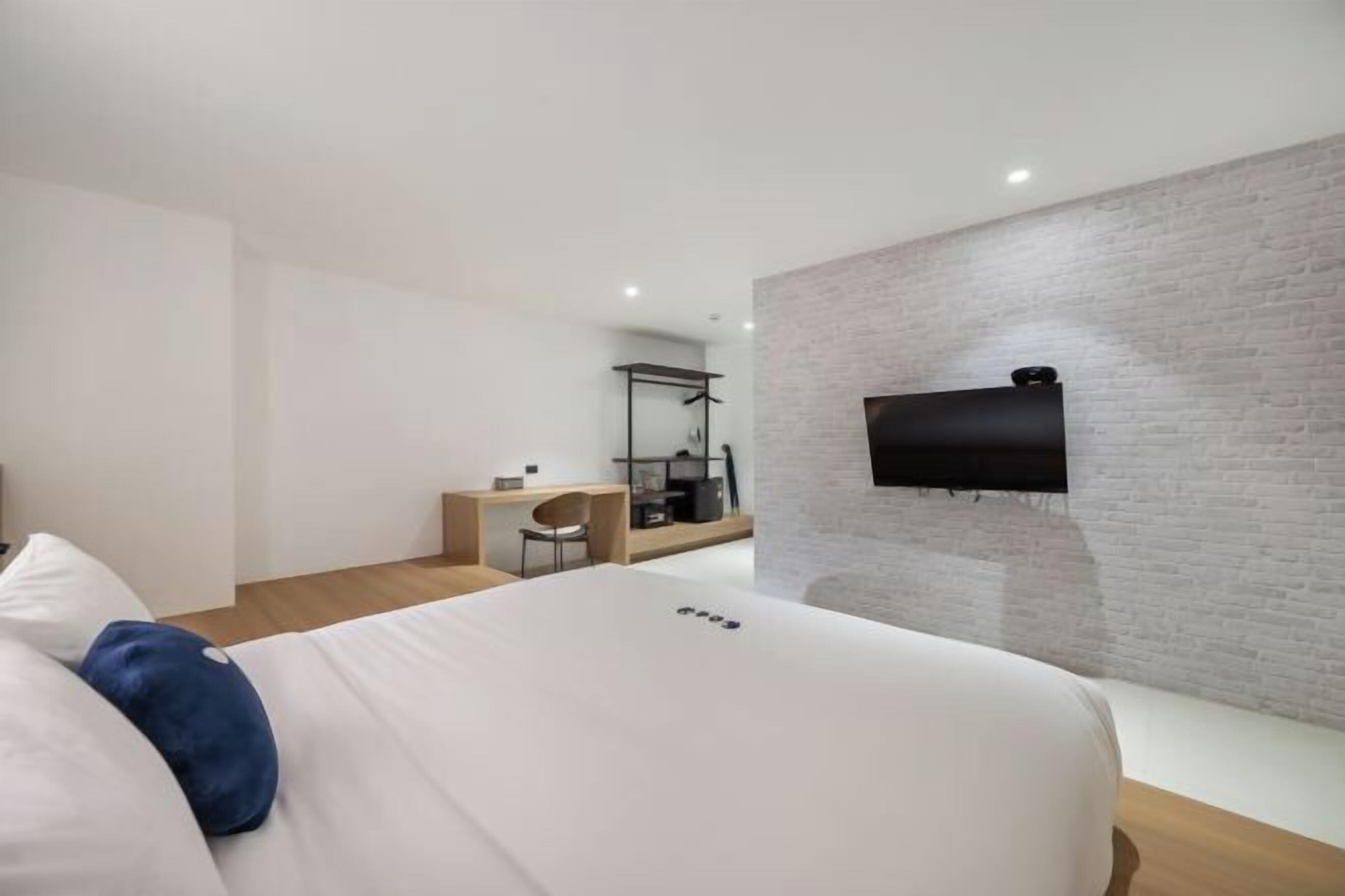 客房内保险箱、笔记本电脑工作区、免费 WiFi、床单