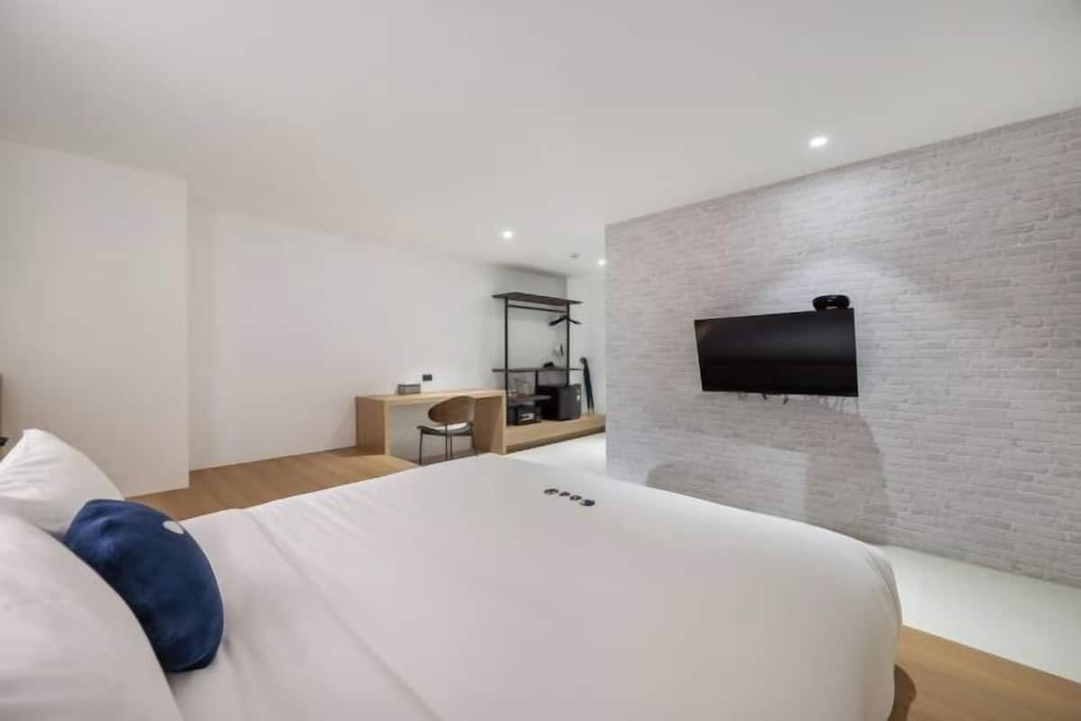 In-room safe, laptop workspace, free WiFi, bed sheets