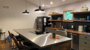 Frigorífico, horno, cafetera o tetera y utensilios de cocina