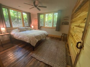 3 室のベッドルーム、WiFi (無料)、ベッドシーツ