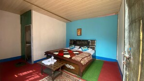 Quarto solteiro clássico, sacada, vista para a colina | Wi-Fi de cortesia