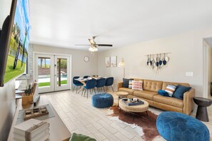 Smart TV, futbolito, libros, monitor de computadora