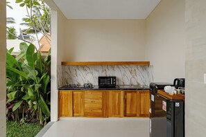 Refrigerador, microondas, placa de cocina, lavavajillas