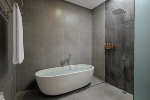 Gratis toiletartikelen, een haardroger, badjassen, pantoffels