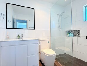 Douche, sèche-cheveux, serviettes fournies, savon