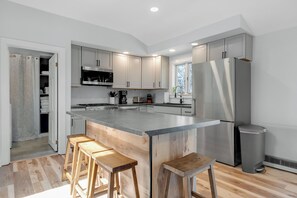 Jääkaappi, mikroaaltouuni, uuni, liesi