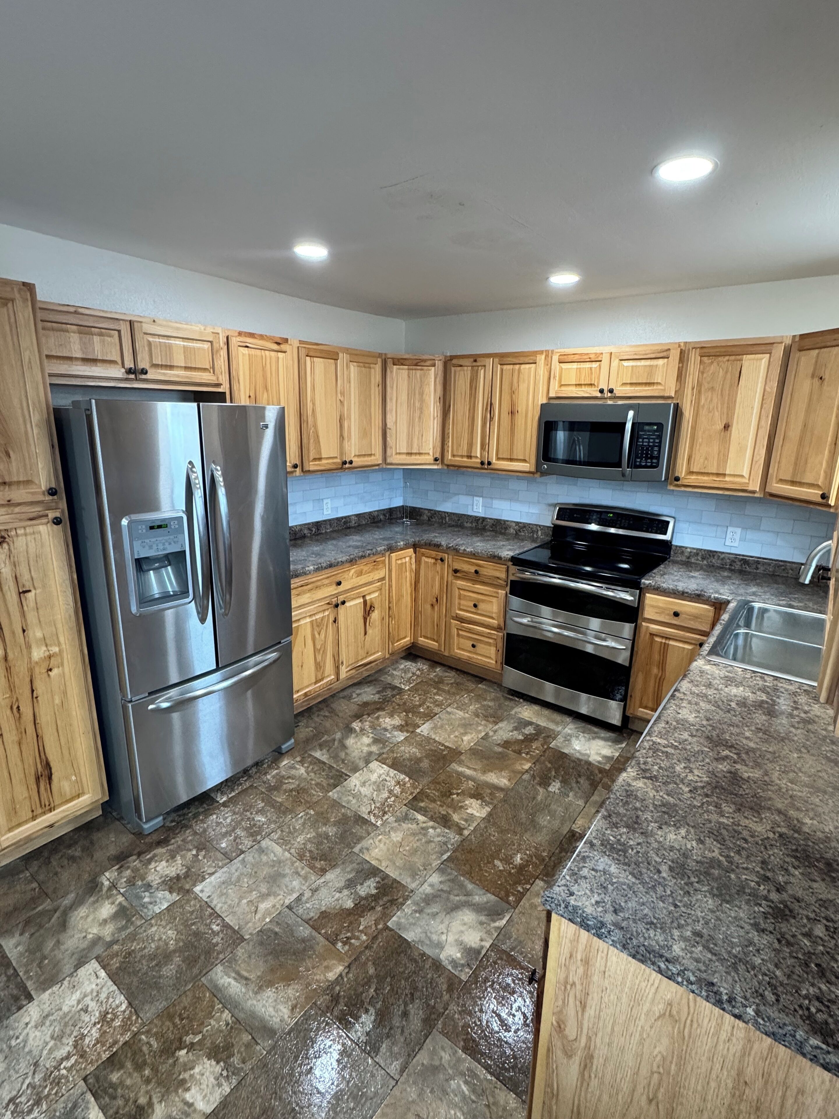 Mikrobølgeovn, ovn, kokeplater og oppvaskmaskin