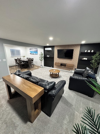 Smart TV. Charming 4-bedroom house. NO ANIMALS.
