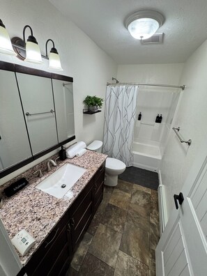 Dusche, Haartrockner, Handtücher, Seife