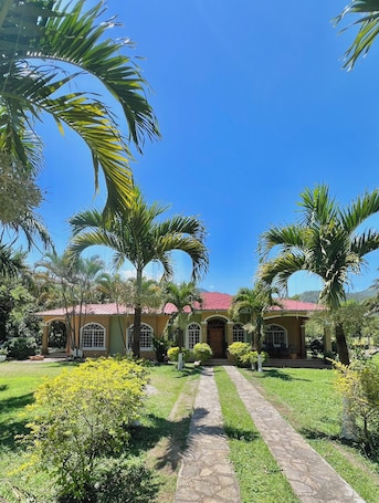 Property grounds. Large and elegant house in front of El Canal Kayak, Los Naranjos, Lago de Yojoa!