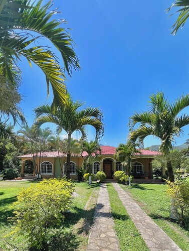 Large and elegant house in front of El Canal Kayak, Los Naranjos, Lago de Yojoa!