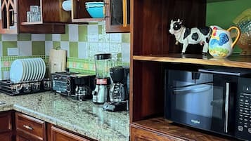 Een koelkast, een microgolfoven, een oven