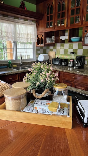 Refrigerador, microondas, horno y cafetera y tetera