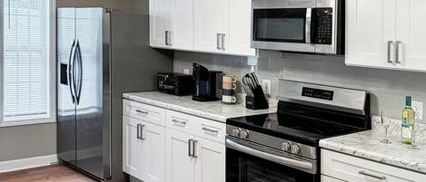 Refrigerador, microondas, horno y parrilla de estufa