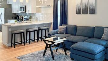 Smart TV, fireplace