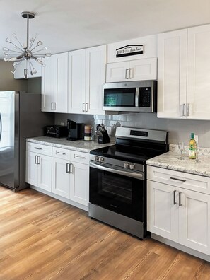 Fridge, microwave, oven, stovetop - Stunning 3-bedroom house near The University & Downtown (Winston-Salem)