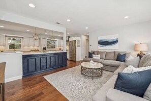 Smart TV, fireplace - Nautical, Pet-Friendly | Walk to Lake & Downtown (Lake Geneva)