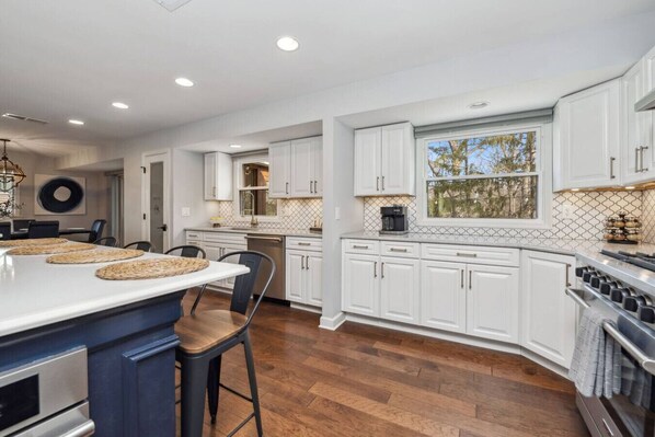 Fridge, microwave, oven, stovetop - Nautical, Pet-Friendly | Walk to Lake & Downtown (Lake Geneva)