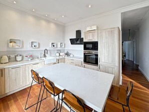 Kühlschrank, Ofen, Geschirrspüler, Wasserkocher mit Kaffee-/Teezubehör